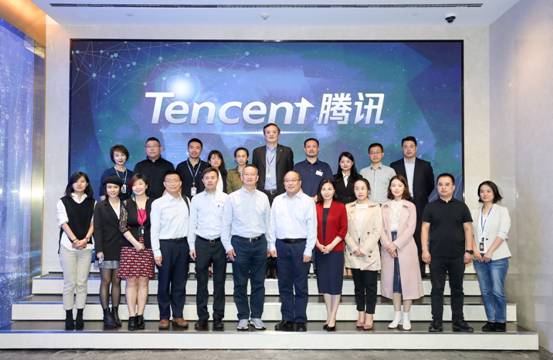 圖片包含 人員, 偽裝, 照片, 墻壁
描述已自動生成