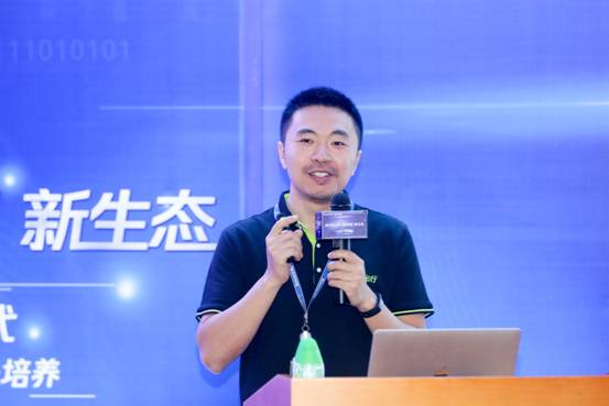 圖片包含 人員, 掌握, 正面, 婦女
描述已自動生成